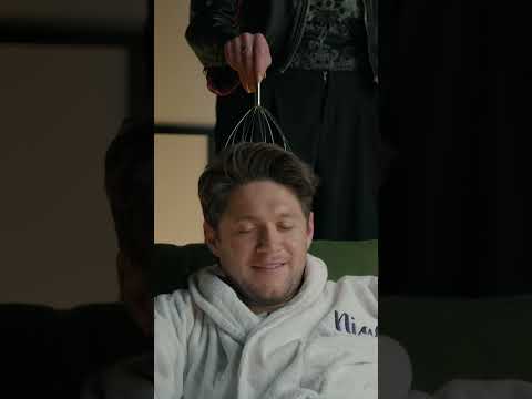 Niall Horan receives a head massage while being interviewed 😆