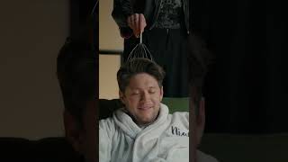 Niall Horan receives a head massage while being interviewed 😆