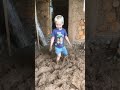Детям нравиться месить глину