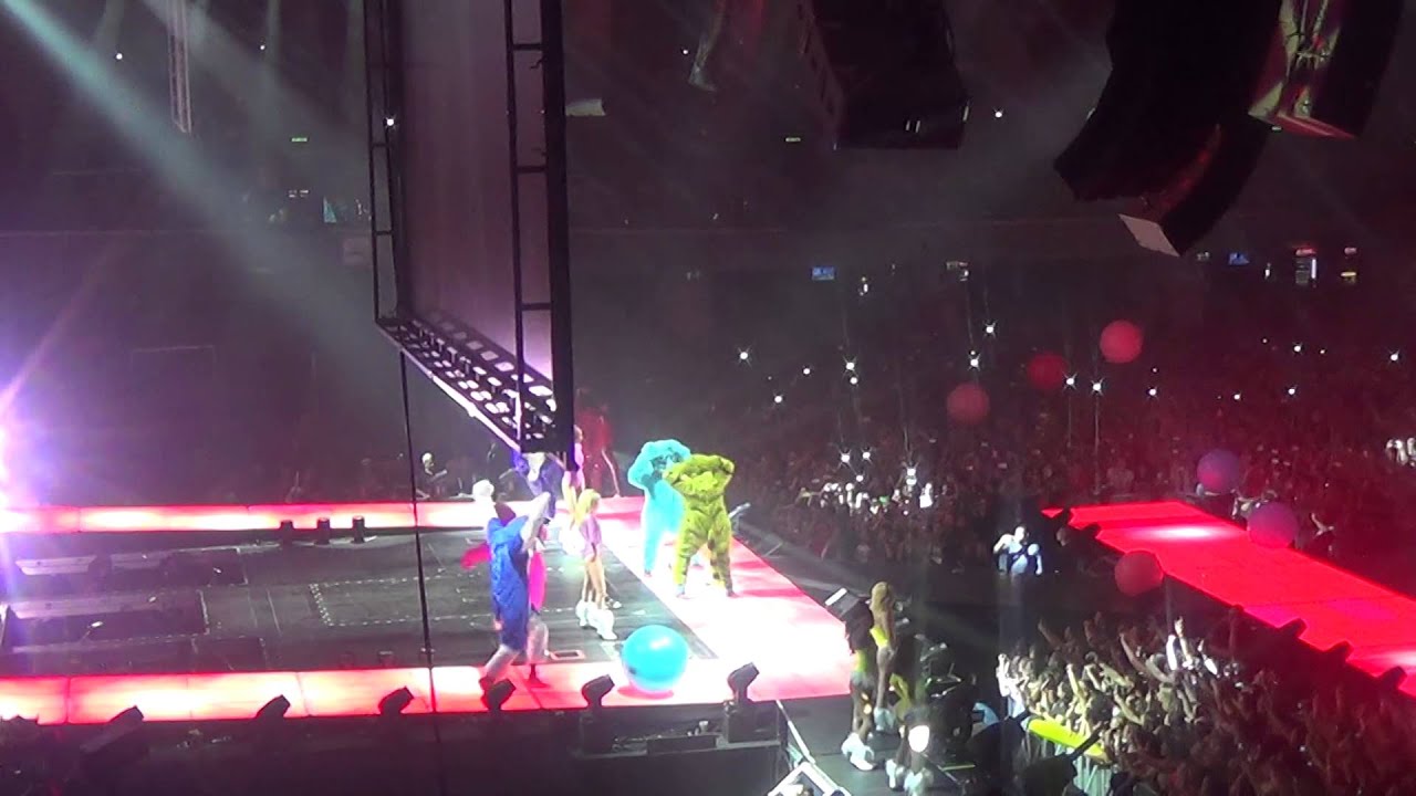 Miley Cyrus - SMS (Bangerz) + 4x4 (Bangerz tour - Vienna, Austria, 2014/06/10)