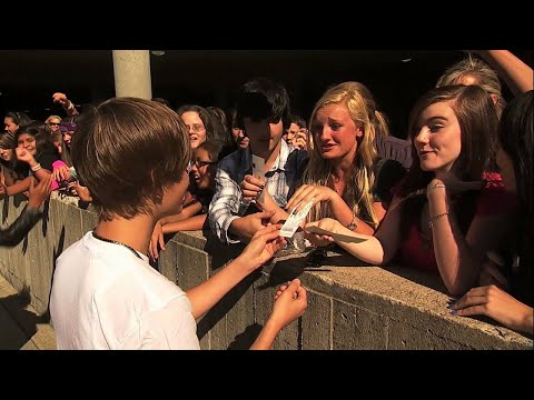 Video: 16 gadus vecais Justin Bieber rakstīt ilgu autobiogrāfiju