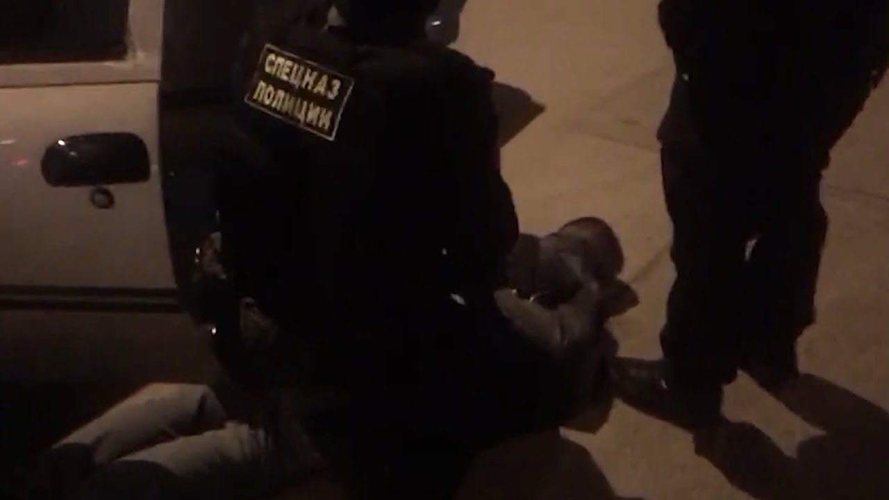 Чёрного наркоторговца две полицейские допрашивают и пытают сексом