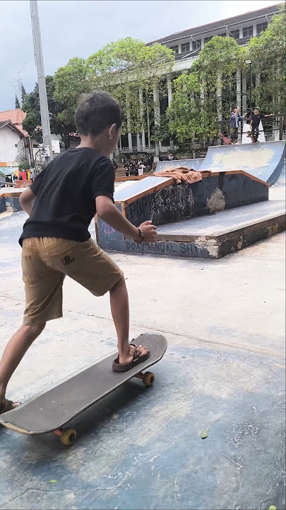 Bian belajar main skate board di lapang merdeka Sukabumi #videoshort #skateboard #lapangmerdeka