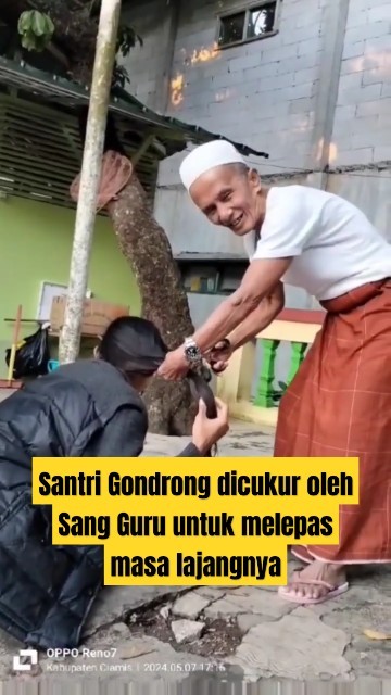 Santri Gondrong dicukur oleh Gurunya KH. Iwa Aliyul Chowas, untuk melepas masa lajangnya