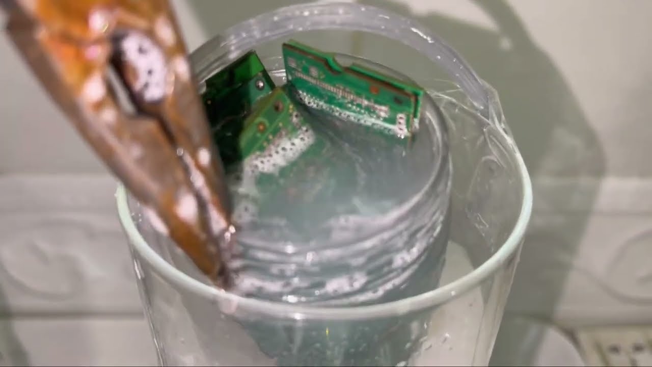 انتزاع واذابة  قشور الذهب بابتكار اعصار  الماء