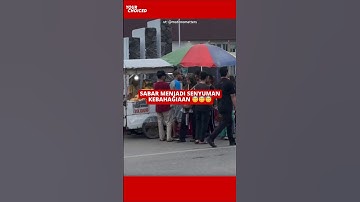 pedagang keripik sepi pembeli di tengah keramaian