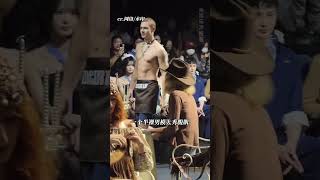 要被祝緒丹和沈月看半裸男模的反應笑死了！沈月：不敢看根本不敢看#沈月 #祝緒丹 #上海時裝周