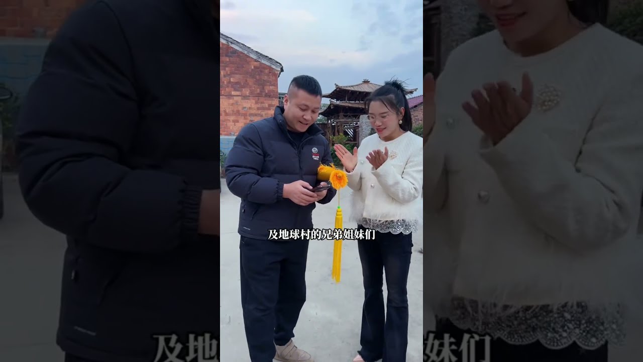 给海哥拜年， 见礼物一脸懵，地球村的情谊无以言表。#海哥量地球 #地球村#阿娇听你说 #过年 #拜年