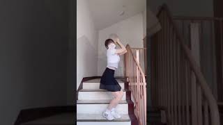 韓国JK学校の階段でダンス