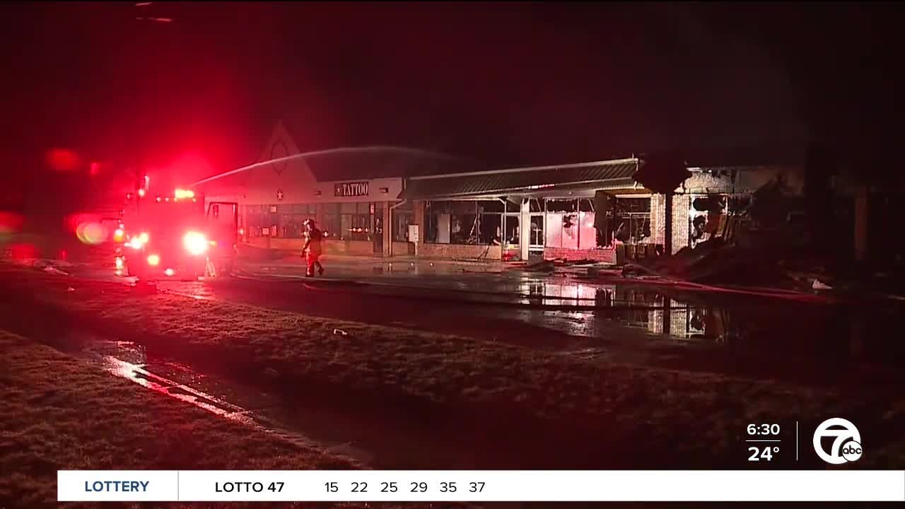 Crews battle fire at strip mall in Brownstown Township - YouTube