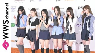 izna、学生ルックなミニスカ衣装でレッドカーペットに登場！＜KCON JAPAN 2025＞