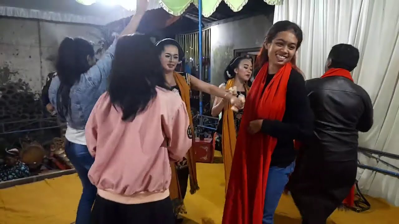 tari tayub pemuda asik berjoget