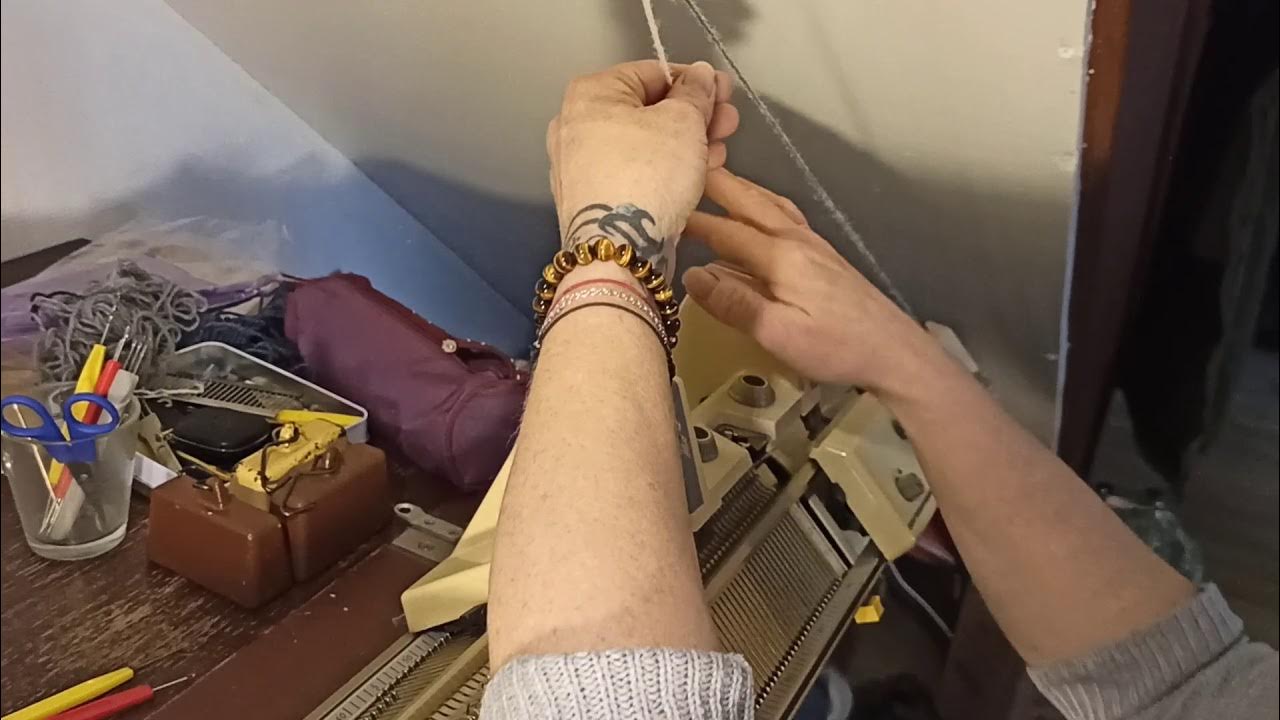 Augmentation à 2 mailles du bord et changement de couleurs. YouTube