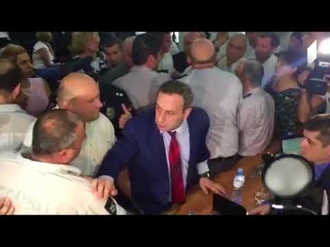 სამართალდამცავები სემეკ-ის სხდომათა დარბაზიდან გიორგი გუგავას გაყვანას ცდილობენ