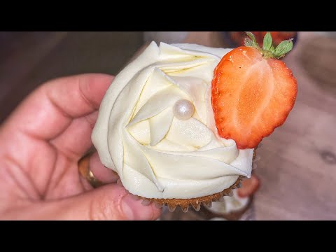 Vidéo: Cupcakes à La Crème De Fraise