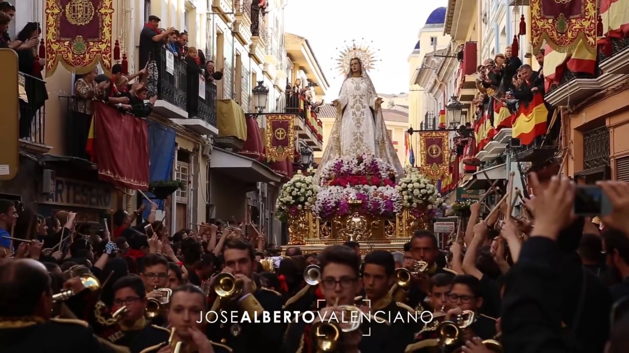 La Banda de CC y TT de San Antón en Hellín y el público le cantan guapa a la Virgen de las Penas