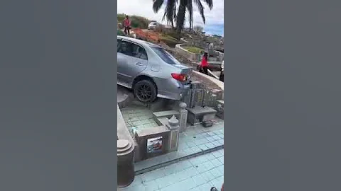 清明扫墓失控  轿车倒退撞坟墓 - 天天要闻