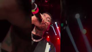 Uzi 1 Yil Şarkısını Konserde Canlı Performans Söylüyor