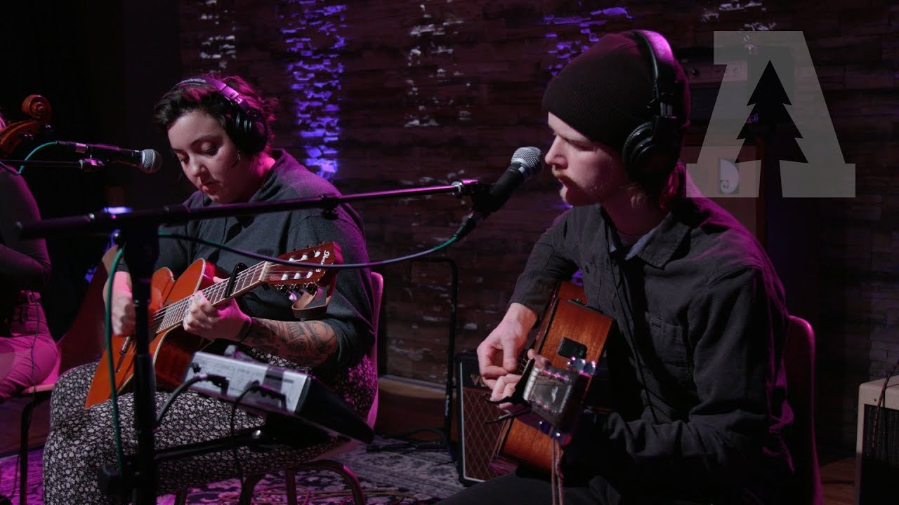 YouTube पर Shannen Moser - Your Window Seat | Audiotree Live देखें YouTube पर Shannen Moser - Your Window Seat | Audiotree Live देखें