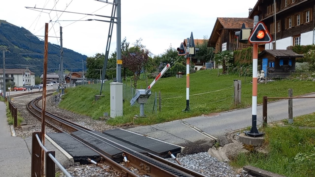 Bahnübergang Lungern (CH) // Swiss Railroad Crossing
