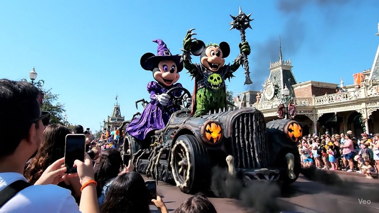 Disneyland California Halloween 2025 | The Ultimate Parade, Rides & Food Experience!
