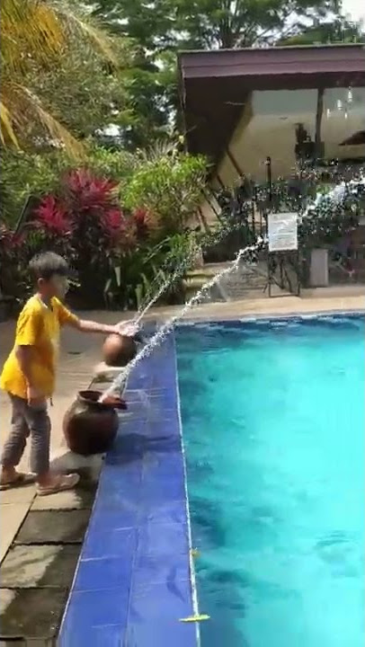 view kolam renang di hotel Gumati resort sentul