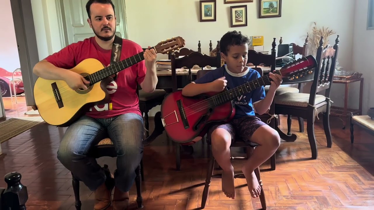 Tocando a música Telefone mudo com o meu aluno Arthur