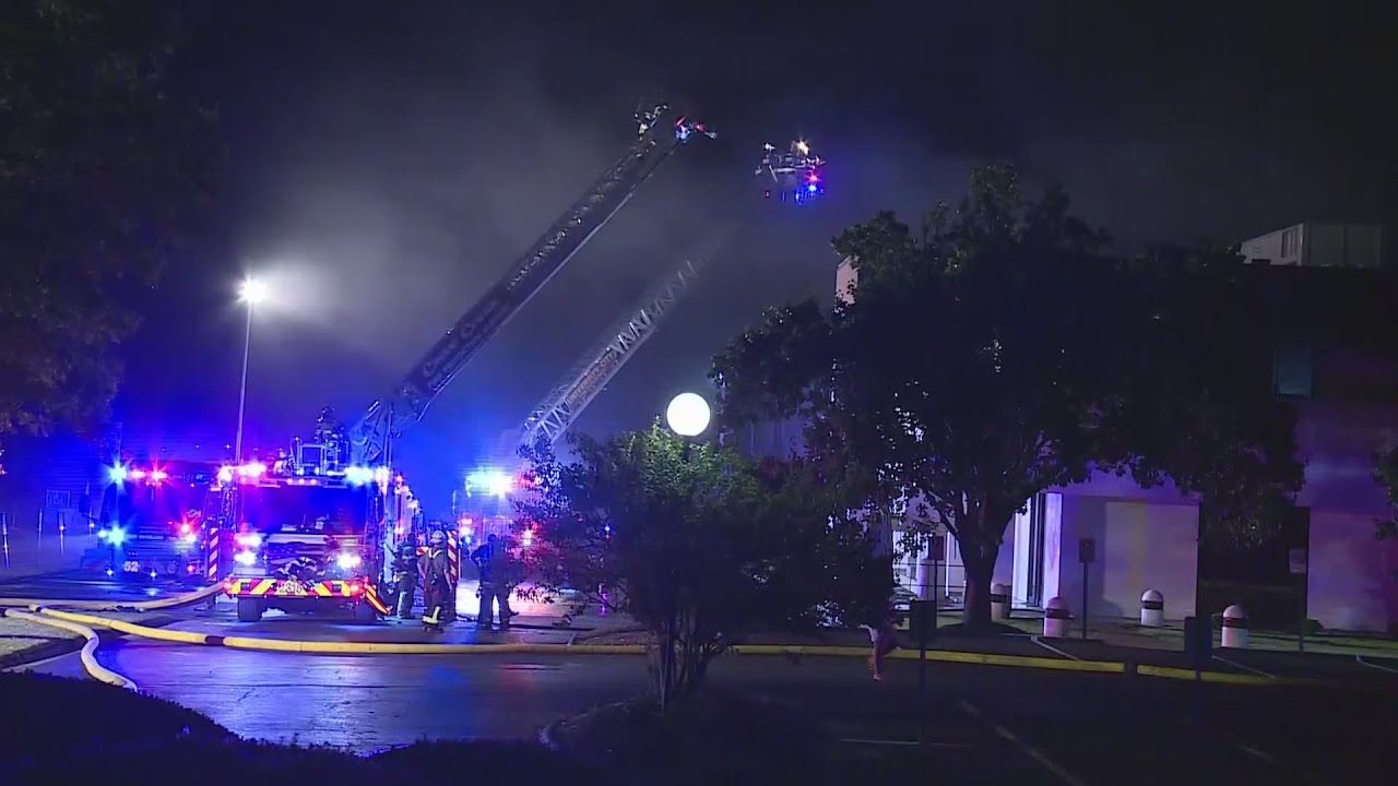 Dozens of firefighters battle commercial building fire in Creve Coeur ...