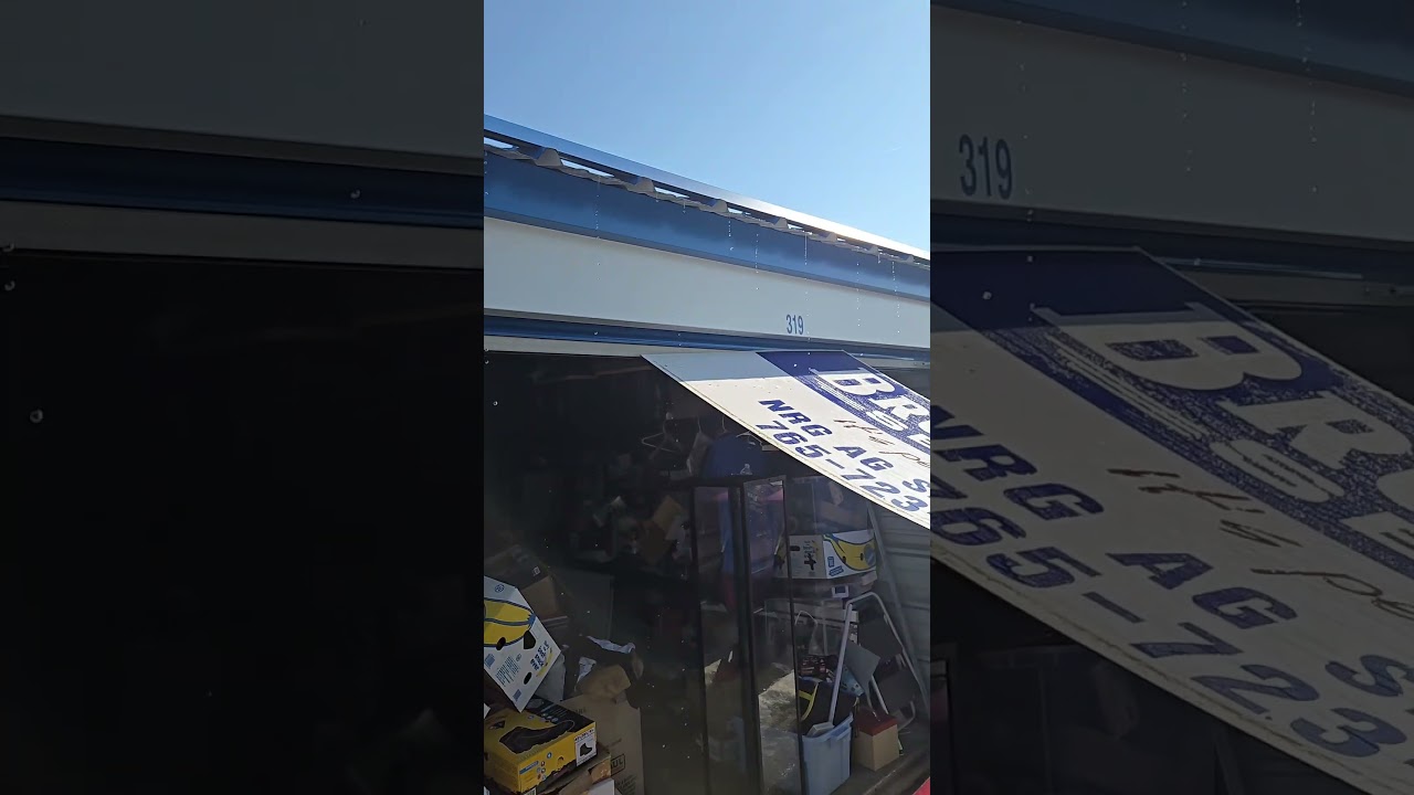 Кто бы мог подумать, что эта гигантская вывеска так пригодится в качестве зонта для сбора товаров...