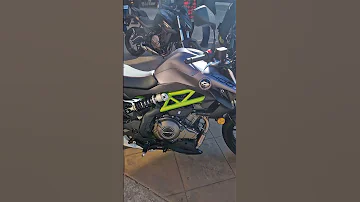 QJ MOTOR SRK 400 Versus Moto 