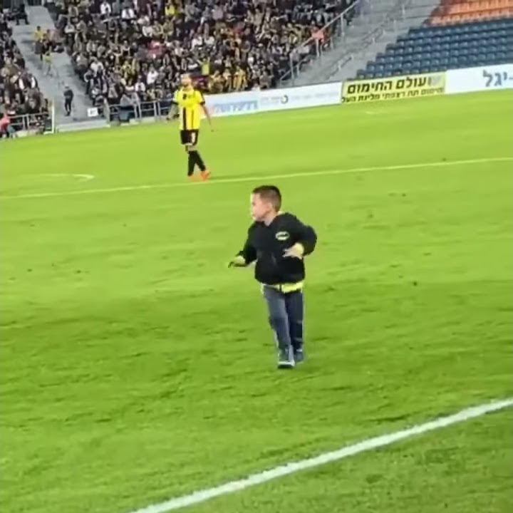 ילד בן 5 פורץ לדשא בטדי 🏃‍♂️🏟😱 crazy fans soccer, fans run on field