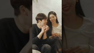 Not them teasing these love birds! 🤭🩷 Minwoo x Sieun Single's Inferno Season 3 Netflix Korea. Resimi