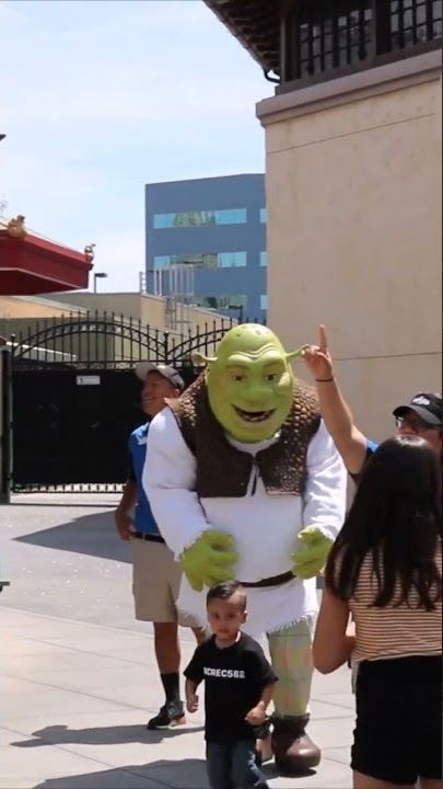 Hugging Shrek at Universal Studios Hollywood #short