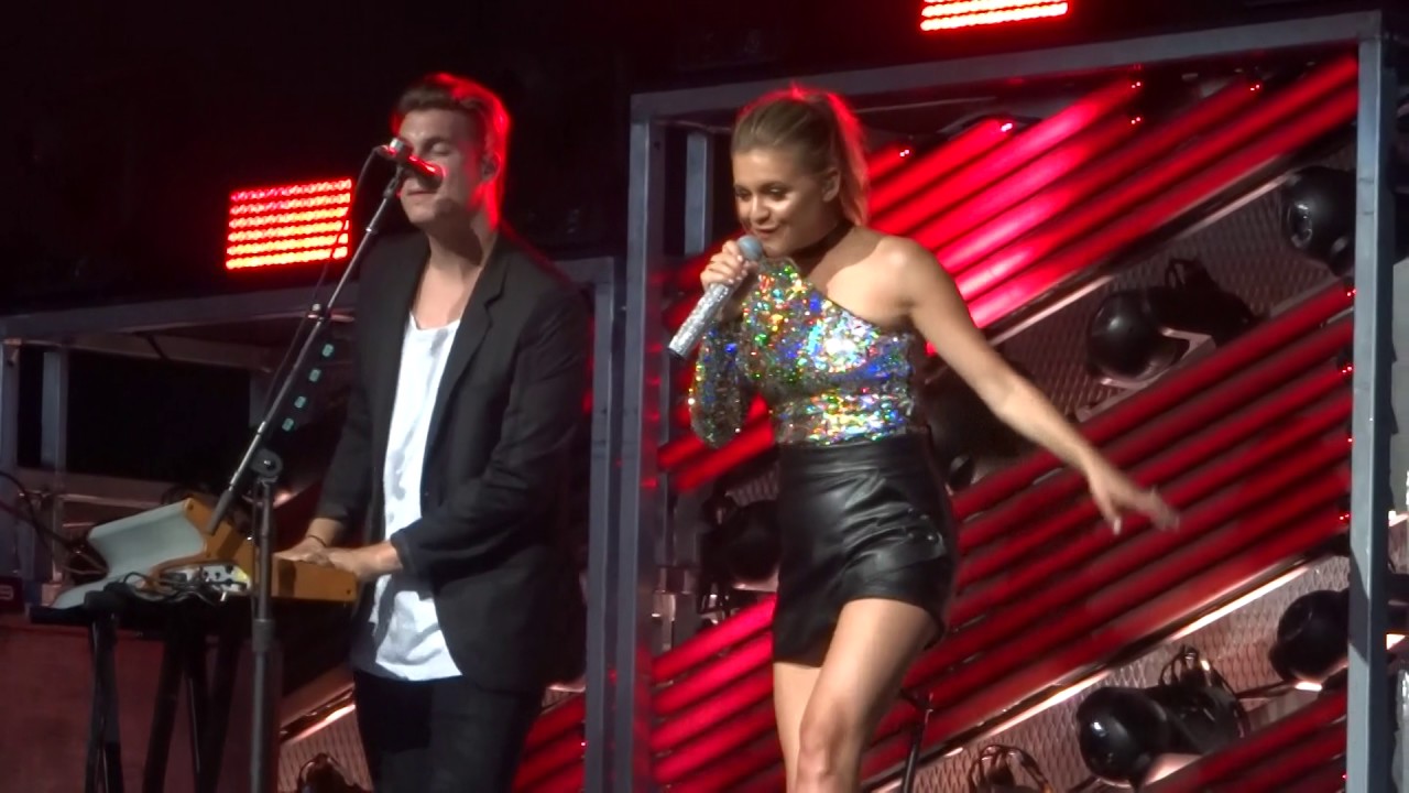 Kelsea Ballerini sings new song "Roses" live at PNC Music Pavilion