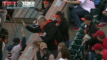 PHI@SF: Fan makes a nice catch on a foul ball