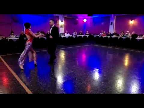 Sabrina Amuchastegui y Ramiro Izurieta bailan en MILONGA EN ROJO