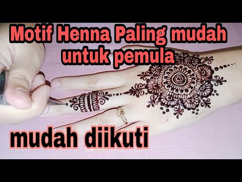 Video: Ini Adalah Sebahagian Dari Gambar: Anak Perempuan Guzeeva Mengejutkan Penonton Dengan Tangan Inai Hitam