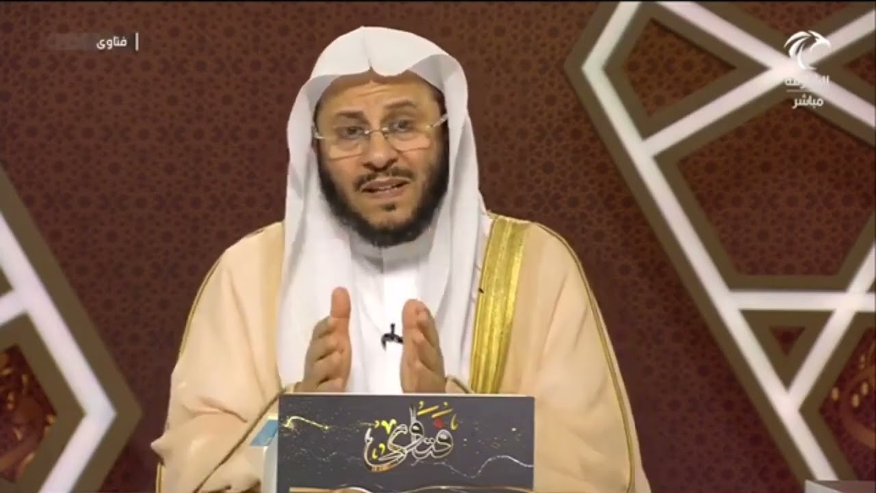 حكم من يحجز مكان في المسجد ولا يرضى أحد أن يصلي فيه ويغضب؟! | الشيخ عزيز بن فرحان