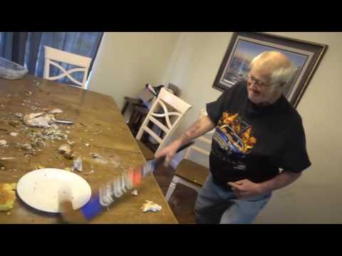 ЗЛОЙ ДЕД разбил все клюшкой для хоккея