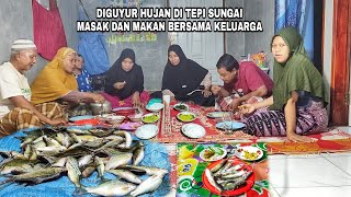 DIGUYUR HUJAN DI TEPI SUNGAI MASAK DAN MAKAN BERSAMA KELUARGA.