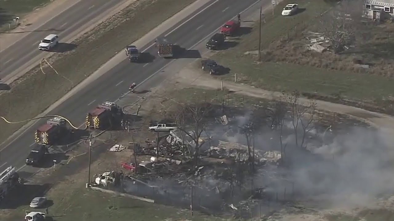 Grass fire in south Bexar County prompts highway closure - YouTube
