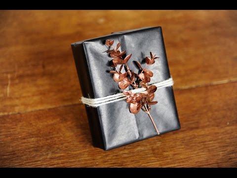 Pacchetto regalo decorato con un ramoscello ramato | Natale fai da te