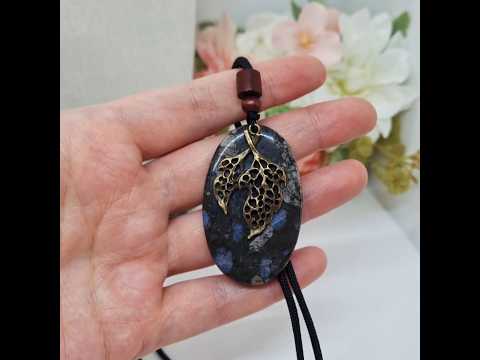 Великий кулон з бронзовим декором на плетеному шнурку натуральний камінь яшма, видео 1