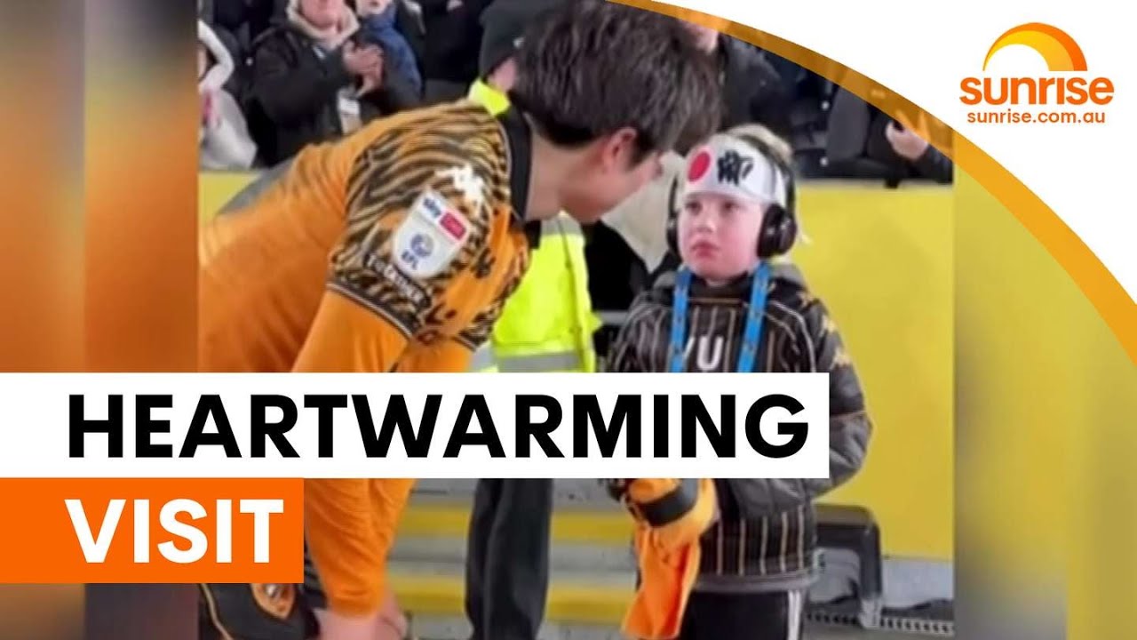 Hull City player visits bullied young fan | Sunrise