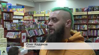 В Музичному хабі БарабанЗА сольно виступив музикант Олег Каданов