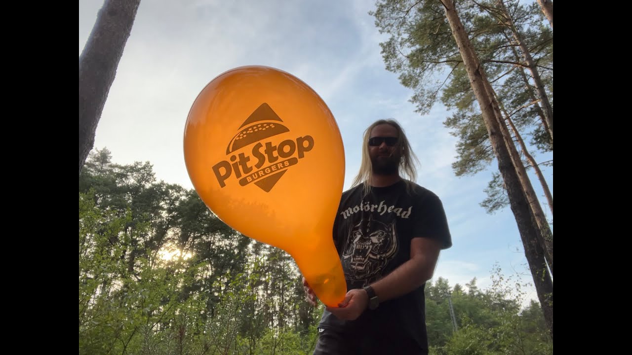 Großer 17“ PitStop Burgers Werbeluftballon wird bis zum Maximum aufgepustet
