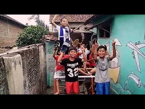 Gila Anak"keren Nyanyikan Lagu Arema Untuk Bonek
