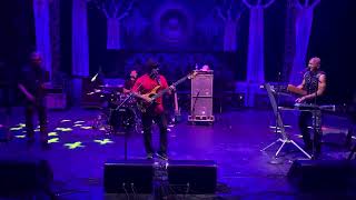 Victor Wooten dando ao público uma lição sobre compasso composto no Indy Jazz Fest 2021