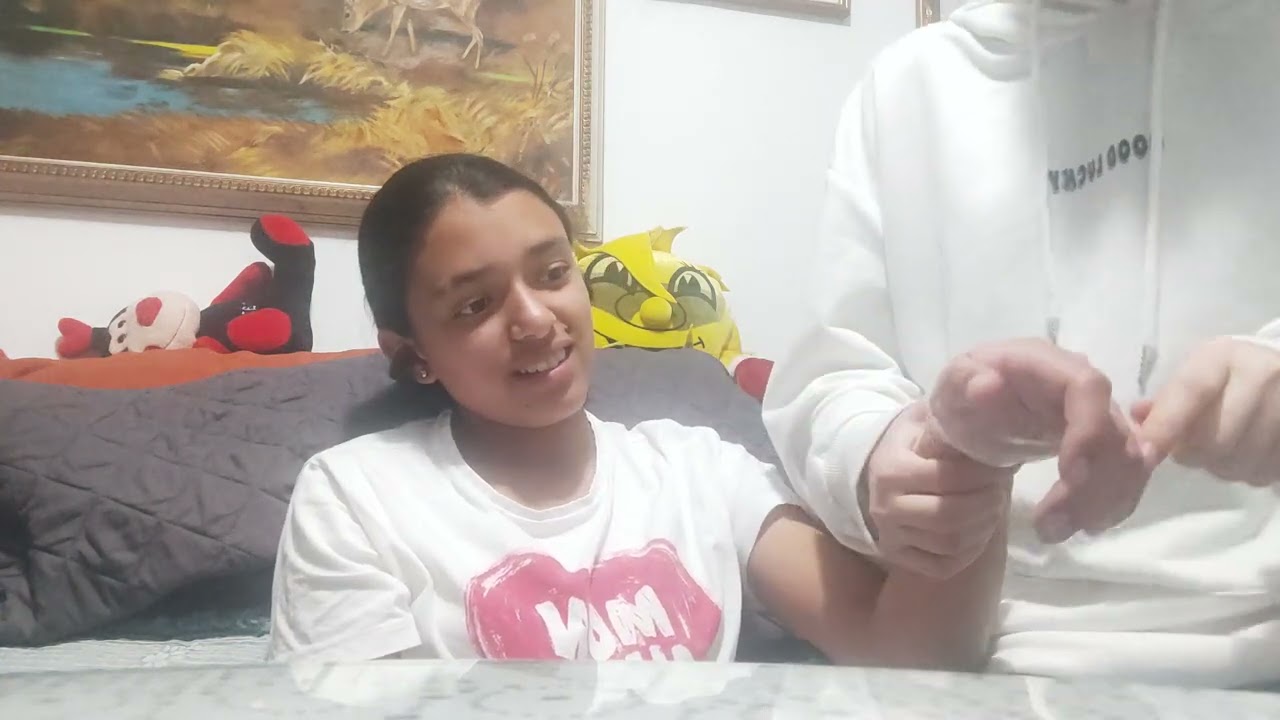 mi amiga me encinta  la mano (me dolió y se me puso la mano roja