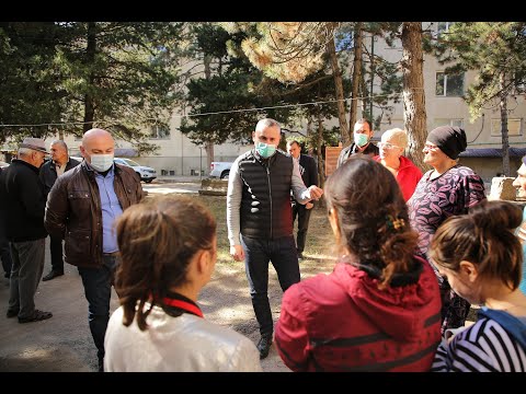 ბესარიონ სიმონიშვილი ხაშურში მცხოვრებ დევნილ ოჯახებს შეხვდა